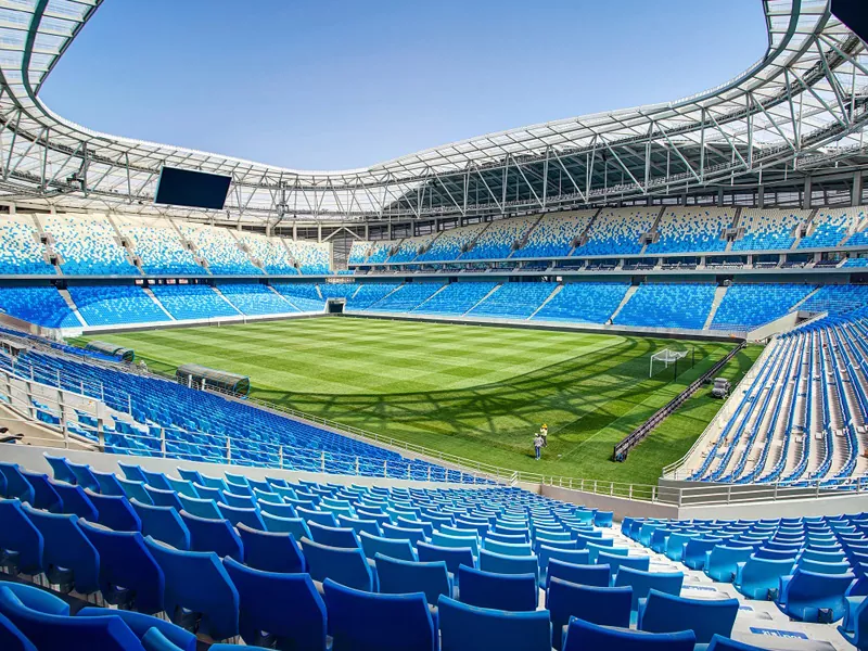 Milyen szerepet játszik az acél a stadionok esztétikai kialakításában?